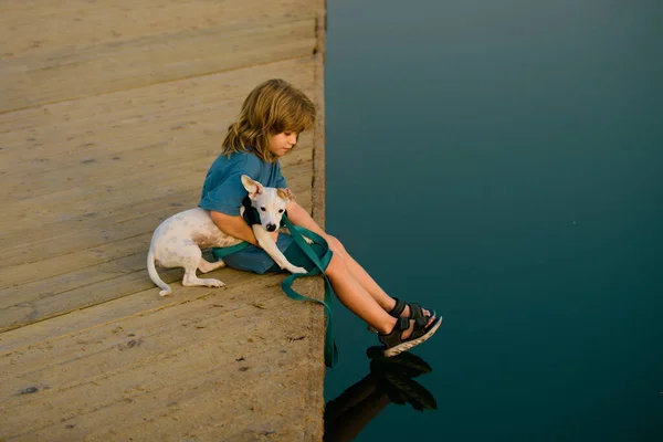 Komik Çocuk Gölün Yanındaki Parkta Yavru Köpeğiyle Oynuyor Tasasız Çocukluk — Stok fotoğraf