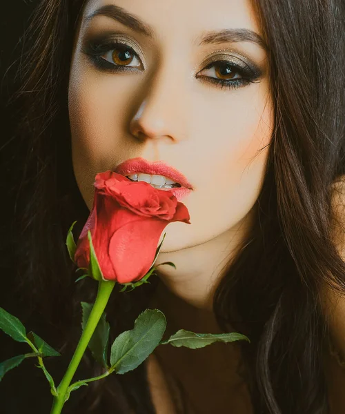 Seksowne Usta Kobiety Czerwoną Szminką Piękną Czerwoną Różą Atrakcyjna Kobieta — Zdjęcie stockowe