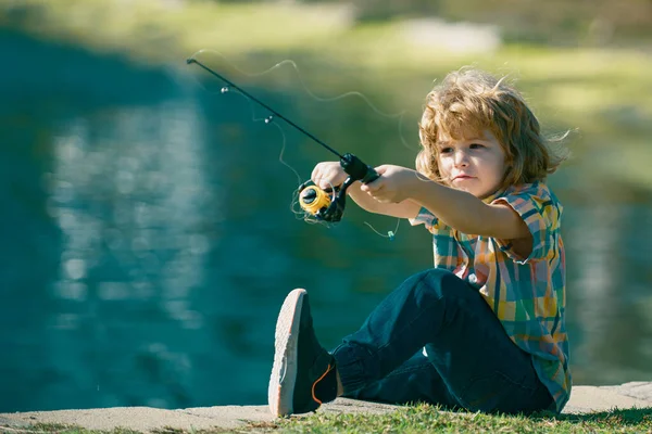 Çocuk Nehirde Gölde Balık Tutuyor Genç Balıkçı Çocuk Açık Havada — Stok fotoğraf