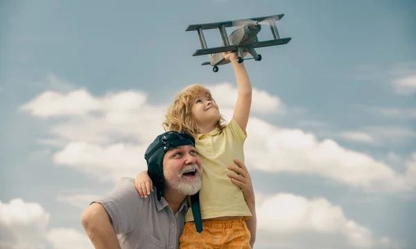 Avô Filho Curtindo Brincar Com Avião Juntos Céu Azul Criança — Fotografia de Stock