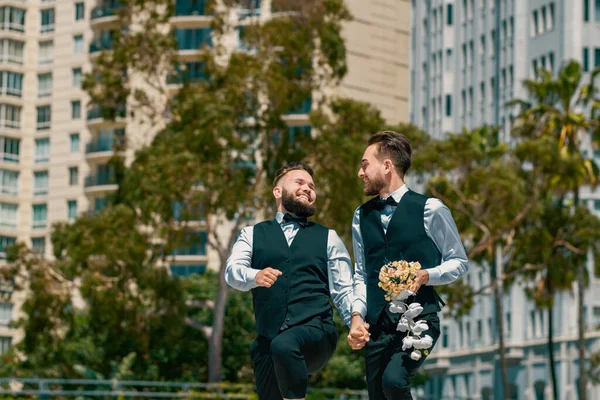同性婚姻 Lgbt同性恋婚姻夫妇在婚礼后有浪漫的时刻在一起 Lgbtq的概念 — 图库照片