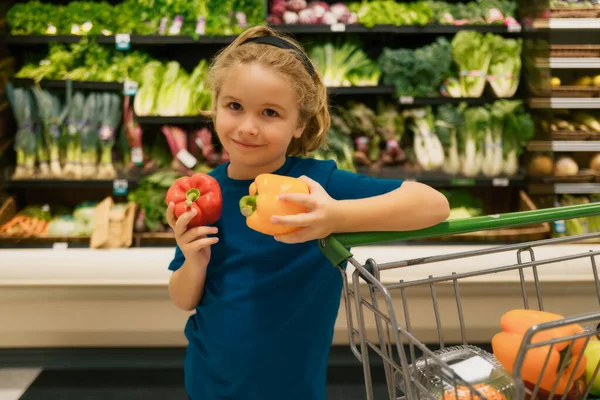 Niño Con Verduras Pimientos Tienda Comestibles Niño Eligiendo Frutas Verduras —  Fotos de Stock