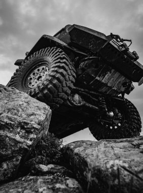 4x4 sürücü için seyahat ve yarış konsepti kapalı yol araç. Güzel doğa. Off-road 4x4 konsepti. Dağ yolunda Suv ön düşük açı görünümü