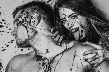 Boynundan kan akıyor, ısırık izleri görülüyor. Vampir moda tasarımı sahnesi, seksi vampir kız kanlı. Yüzünde makyaj kanı olan bir çiftin portresi. Korkunç zombi çift.