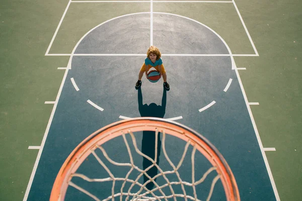Kąt Widzenia Góry Dziecka Gry Koszykówkę Placu Zabaw — Zdjęcie stockowe