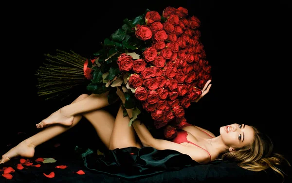 Красивая Женщина Цветочком Розы Красивая Модница Портрет Голове Красивая Соблазнительная — стоковое фото