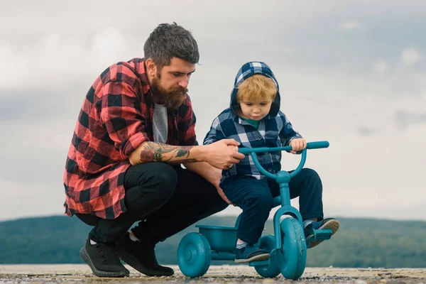 Küçük Çocuk Babasıyla Bisiklet Sürmeyi Öğreniyor Baba Oğluna Bisiklet Sürmeyi — Stok fotoğraf