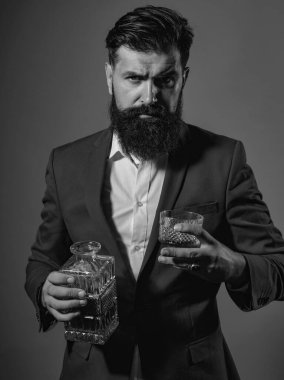 Viski barında çekici barmen. Elit alkol degustation