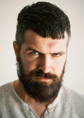 Duygusal bir portre. Ciddi sakallı adam. İnsanların duyguları