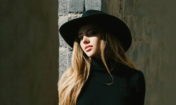 Vogue Γυναίκα Καπέλο Μόδας Μόδα Εξωτερική Φωτογραφία Της Πανέμορφης Αισθησιακής — Φωτογραφία Αρχείου