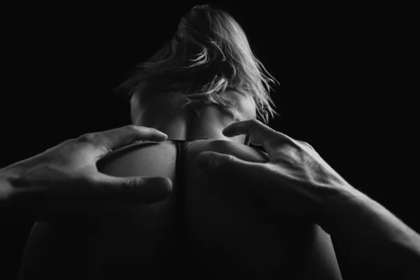Seksowna Para Mans Ręce Dotykając Nagich Kobiet Tylne Pośladki — Zdjęcie stockowe