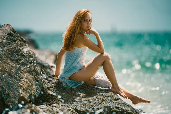 Schöne Sexy Mädchen Felsigen Meeresstrand Modeporträt Eines Models Freien Strand — Stockfoto