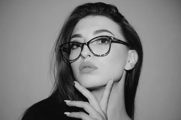 Smyslná Žena Brýlích Potřebou Elegantní Módní Model Módy Krásy Kosmetiku — Stock fotografie