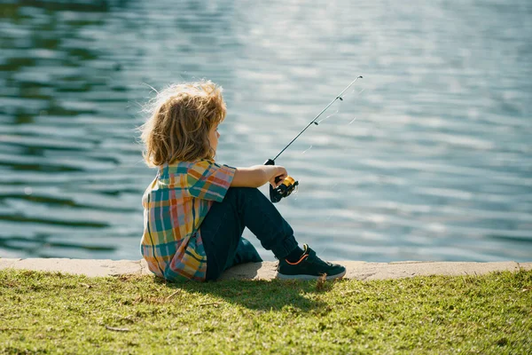 子供の漁師 川でスピナーを持つ少年 興奮した少年釣りの肖像画 棒でジェットで男の子 釣りの概念 — ストック写真