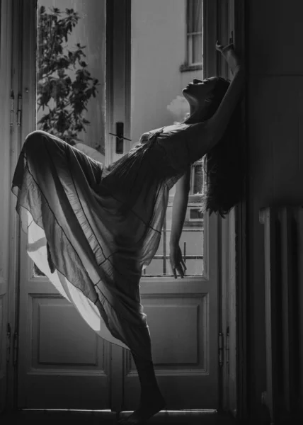 女性はバルコニーの近くで朝に会う リラックスして 窓の近くに立っている若い女性 エロい夜だ 情熱と誘惑 彼女は幸せな踊り — ストック写真
