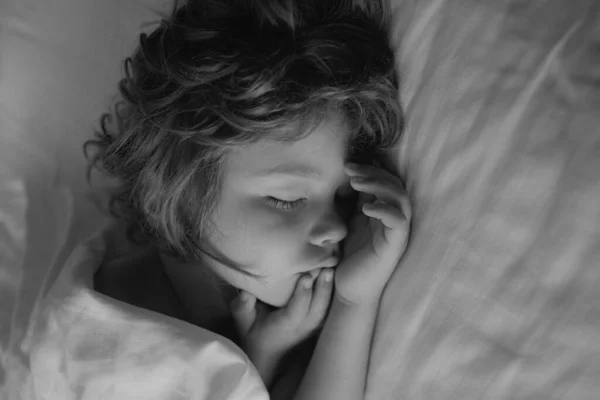 Słodkie Dzieci Śpią Białym Łóżku Dziecko Sypialni Śpi Łóżku Białą — Zdjęcie stockowe
