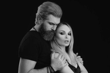 Siyah karada aşık bir çift. Tatmin olmuş sevgili ve sevgili romantik anın tadını çıkarıyor. Yaramaz ve tutkulu.