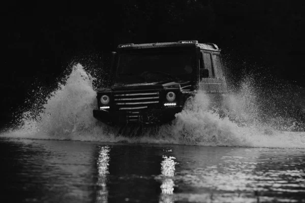 Plamy Błota Wody Road Wyścigach Ekspedycja Mrozu Przeciągnij Samochód Wyścigowy — Zdjęcie stockowe