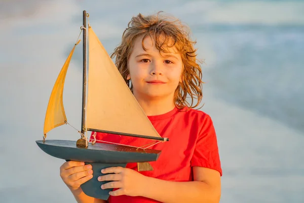 Παιδικό Παιχνίδι Ιστιοφόρο Παιχνίδι Στην Παραλία Της Θάλασσας Κατά Διάρκεια — Φωτογραφία Αρχείου