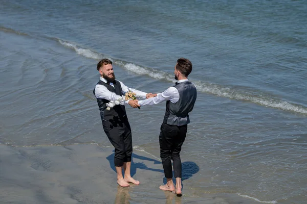 Feliz Masculino Gay Casal Com Flores Mãos Dadas Casamento Casal — Fotografia de Stock