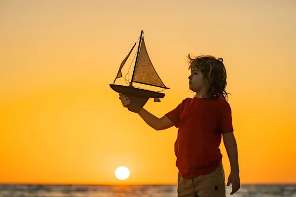Kind Mit Spielzeugboot Meerwasser Den Sommerferien Kleines Kind Beim Spielen — Stockfoto