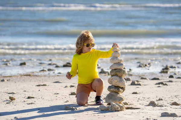 Letnia Medytacja Dzieci Chłopiec Zrównoważoną Kamienną Piramidą Żwirową Plaży Dziecko — Zdjęcie stockowe