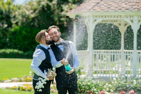 Spännande Homosexuella Par Öppnar Champagne Och Kysser Varandra Bröllopsdagen Romantiskt — Stockfoto