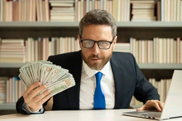 Obchodník Bankovkami Mužský Podnikatel Dolarovými Bankovkami Šťastný Šéf Pojišťovací Agent — Stock fotografie