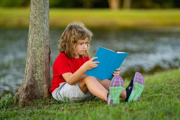 Inteligentes Niños Inteligentes Lindo Niño Leer Libros Aire Libre Niños —  Fotos de Stock