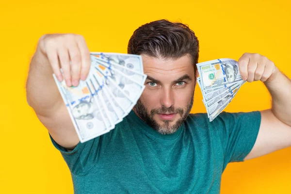 Muž Drží Peníze Žluté Studio Izolované Pozadí Bohatý Muž Bankovkami — Stock fotografie