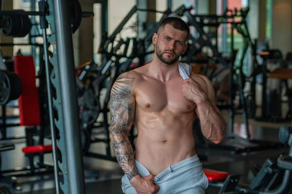 Sexy Männlicher Körper Muskulöse Männer Stemmen Gewichte Kraftvolles Männliches Fitnessmodel — Stockfoto