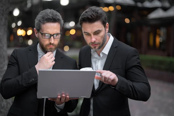 Dois Homens Negócios Usando Laptop Livre Empresários Livre Perto Cidade — Fotografia de Stock