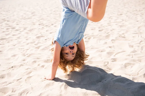 Çocuk Kumda Baş Aşağı Zıplıyor Komik Çocuk Duyguları Açık Havada — Stok fotoğraf