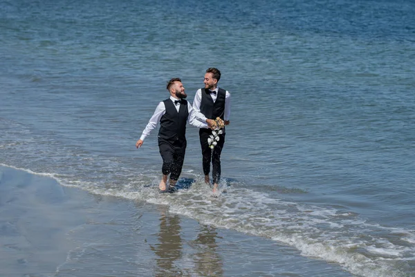 Noivos Gays Andando Juntos Praia Mar Durante Dia Casamento Homens — Fotografia de Stock