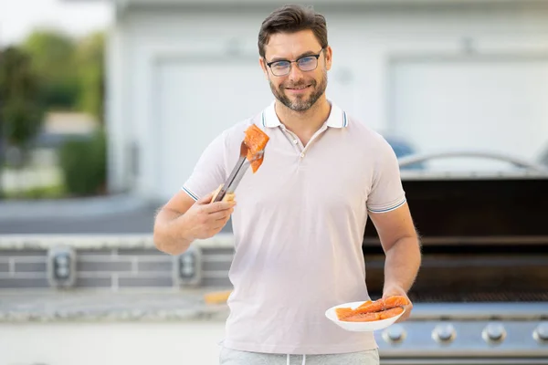 Snygg Man Som Förbereder Grillen Manlig Kock Matlagning Lax Fisk — Stockfoto