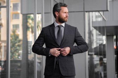 Ofiste duran bir iş adamının portresi