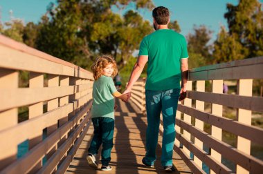 Baba ve çocuk dışarıda oynuyorlar. Mutlu bir aile. Erkekler üretimi