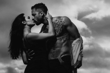 Baştan çıkarıcı bir öpücük. Çift öpüşmesi, şehvetli bir öpücük. Birbirine aşık bir çift. Güzel, genç bir çift öpüşüyor ve sarılıyor. Seksi evli çift, şehvetli karı koca.