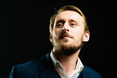 Başarılı bir iş adamı. Genç bir adamın yakın portresi. Yakışıklı erkek suratı. Duyguların yüzleri