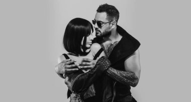 Aşık seksi bir çift. Güzel moda çifti stüdyoda şehvetli bir şekilde sarılıyor. Şefkatli, hoş bir aşk anı