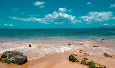 Altın kumu olan sahil, turkuaz okyanus suyu. Panoramik deniz manzarası. Yaz tatili için doğal arka plan