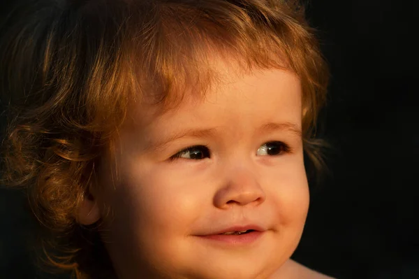 Ritratto Bambino Caucasico Vicino Bambini Faccia Nella Giornata Sole — Foto Stock