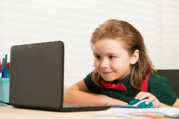 Leerling Van Schooljongen Studeert Online Thuisonderwijs Kinderen Leren Afstand Leuk — Stockfoto