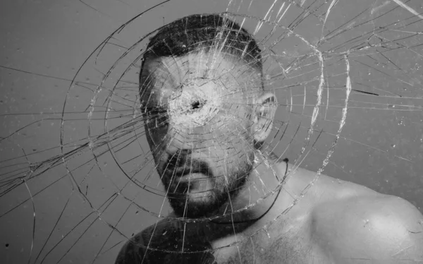 残忍な怒りのギャングの男のライフスタイル 深刻な男 ギャングスターだ 危険な犯罪者だ穴の開いた弾丸のガラスの上にいる — ストック写真