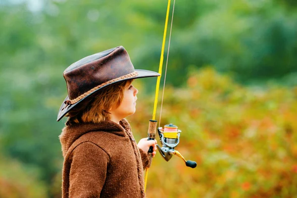 Маленький Хлопчик Рибалить Озері Осінній Дитячий Портрет — стокове фото
