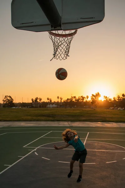 Parkta Basketbol Oynayan Mutlu Küçük Çocuk Gün Batımında Basket Topuyla — Stok fotoğraf
