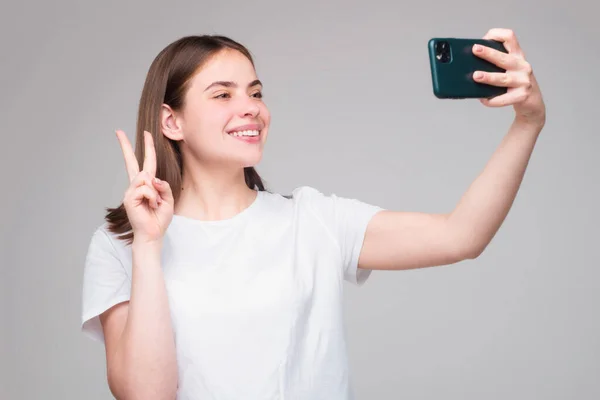 Retrato Mujer Usando Teléfono Móvil Chica Sosteniendo Teléfono Inteligente Sobre — Foto de Stock
