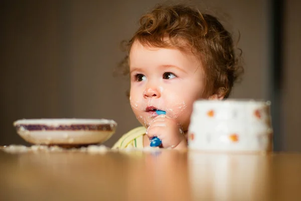 儿童饮食 营养概念 婴儿吃碗里的食物 — 图库照片