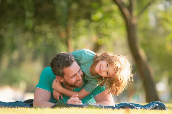 Kindheits Und Elternschaftskindkonzept Glücklicher Vater Und Sohn Spielen Zusammen Freien — Stockfoto