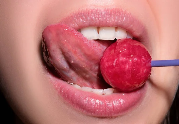舔舌头的嘴唇 性感女人的嘴 粉色的唇托着棒棒糖 美容美发 性感女孩吸舔棒棒糖 美丽动人的概念 — 图库照片
